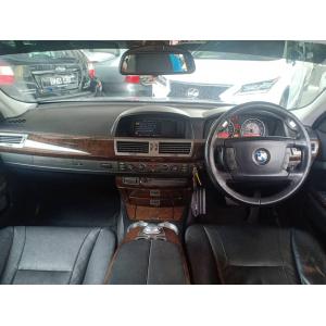  BMW 735i