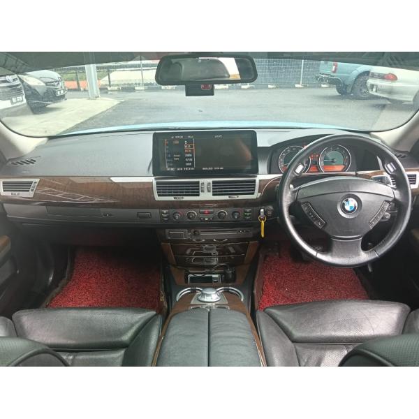  BMW 735i